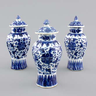 Three small blue and white Chinese porcelain vases and cover, 18/19th C.