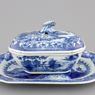 A small Chinese blue and white tureen on stand, Qianlong, 18th C.