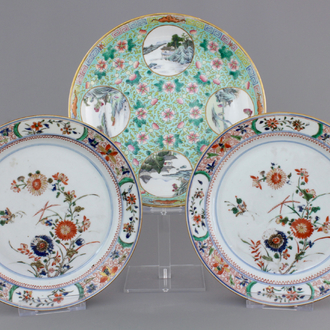 A pair of Chinese famille verte plates, Kangxi, and a famille rose plate, 19/20th C.