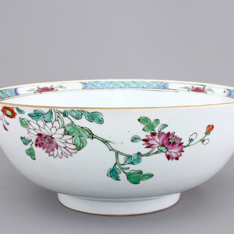 A large Chinese famille rose export porcelain bowl, Qianlong, 18th C.