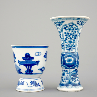 A small blue and white Chinese porcelain vase and a blue and white wine cup, Kangxi, ca. 1700