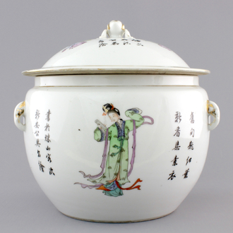 A Chinese porcelain famille rose bowl and cover, 19/20th C.