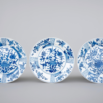 A set of three floral blue and white Chinese porcelain plates, Kangxi ca. 1700
