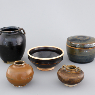 5 Chinese Yuan and Ming Dynasty dark glazed pottery pieces: 3 jars, a bowl and a box with cover
