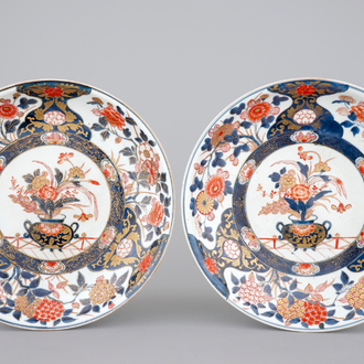 A pair of Japanese Imari porcelain dishes, 17/18th C.