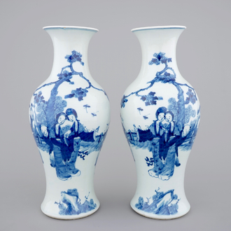 A pair of blue and white Chinese porcelain yenyen vases, 19th C.