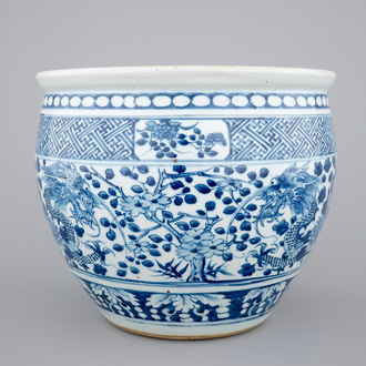 A blue and white Chinese fishbowl with dragons, 18/19th C.