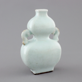 A small pale celadon-glazed vase, 18/19th C.