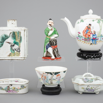 A mixed lot of Chinese porcelain, 19/20th C.: a fine teapot, a Tongzhi bowl, a tea caddy, a figure and two boxes