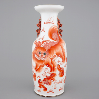 A Chinese porcelain vase with foo dogs, 19th C.