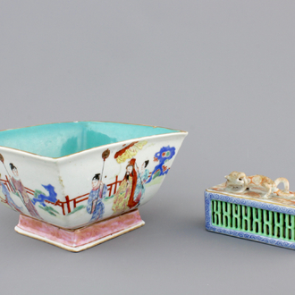 A Chinese famille rose square bowl and reticulated box, 19/20th C.