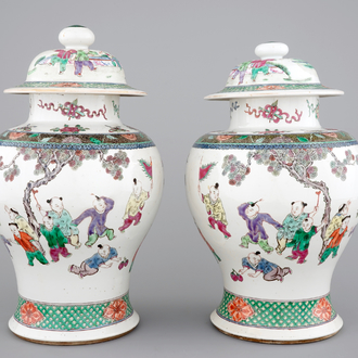A pair of Chinese vases with covers with playing boys, 19th C.