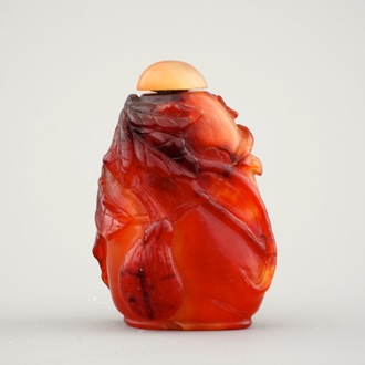 An attractive Chinese carved agate snuff bottle, 19/20th C.