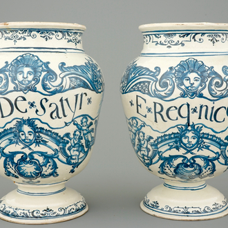 Une paire de pots canon en faïence française, 18ème