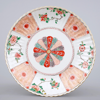Een Chinees verte-Imari bord, Kangxi, ca. 1700