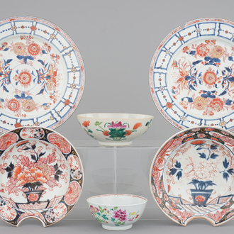 Een paar Chinese schotels in Imari-stijl, twee famille rose kommen en twee scheerbekkens in Japans Imari porselein, 18e eeuw