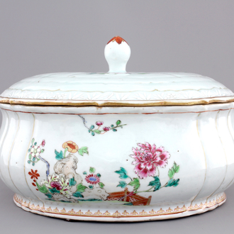 Een Chinese famille rose terrine met deksel, Qianlong, 18e eeuw