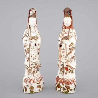 Twee grote koud-beschilderde blanc de Chine Dehua figuren van Guanyin, 18e eeuw