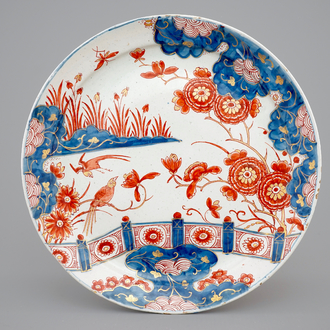 A Dutch Delft doré chinoiserie plate, early 18th C.