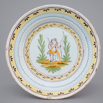 Een fraai Brussels bord met Cupido met pijl en boog, ca. 1780