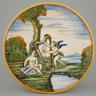 Un plat en majolique italienne au décor d'angelots-musiciens, 19ème