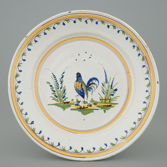 Een polychrome schotel in Brussels aardewerk met een haan, 18e eeuw
