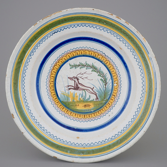 Een polychrome Brusselse schotel met een hert, 18e eeuw