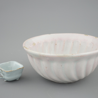 Un moule à patisserie et une tasse miniature en Delft, 18ème