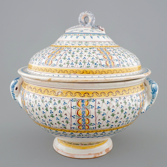 Une grande terrine et son couvercle en faïence polychrome du Nord, 18ème