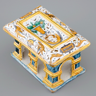 Une salière architecturale en majolique italienne, Deruta, 17ème