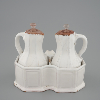 Un huilier-vinaigrier en faïence blanche de Delft, 18ème