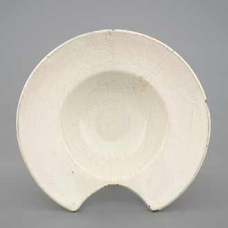 Een scheerkom in witte Franse faience, 19e eeuw