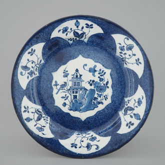 Un plat en faïence anglaise de type Delft, Bristol, 18ème