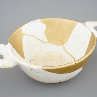 Une écuelle en blanc de Delft restauré de façon kintsugi, 17ème