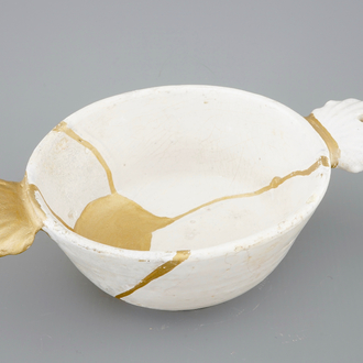 Une écuelle en blanc de Delft restauré de façon kintsugi, 17ème