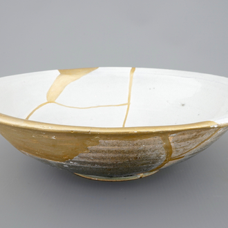 Un grand bol en blanc de Delft restauré de façon kintsugi, 17ème