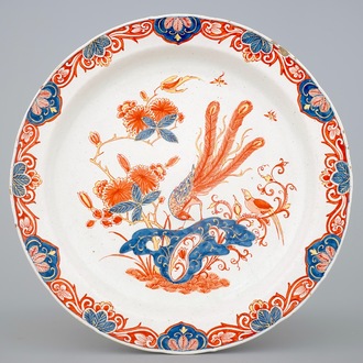 Un plat en faïence de Delft doré au décor d'un paon, 18ème