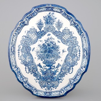 Une grande plaque en faïence de Delft bleu et blanc au décor floral, 18ème