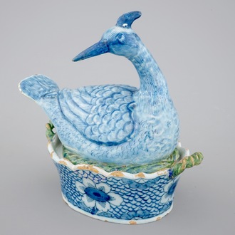 Un beurrier en forme d'oiseau en faïence de Delft polychrome, 18ème
