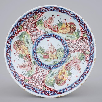 Une assiette en faïence de Delft bleu et blanc surdécoré aux chinois à Amsterdam, 18ème
