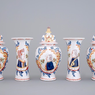 Une garniture orangiste de cinq pièces en faïence de Delft, 19ème