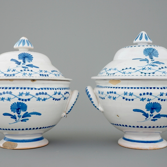 Een paar Brussels aardewerken terrines met deksel, ca. 1800