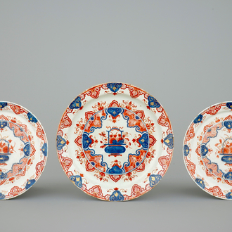 Un lot de 3 assiettes en Delft doré aux paniers fleuris, 18ème