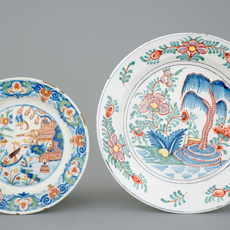 Deux assiettes polychromes en faïence de Delft, 18/19ème