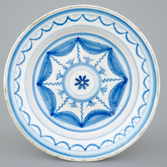 Een blauw-witte schotel in Brussels aardewerk, ca. 1800