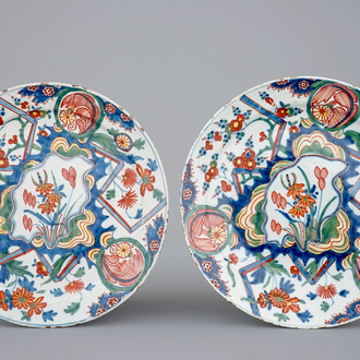 A pair of polychrome Dutch Delftware lightning plates, late 17th C.