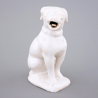 Een wit monochrome Delfts aardewerken figuur van een hond, 18e eeuw