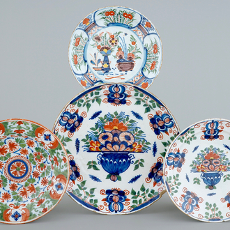 Un lot de 4 assiettes en faïence de Delft polychromes, 18ème