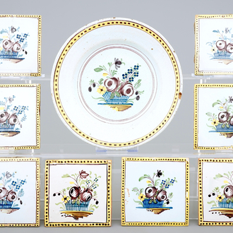Een lot van 8 tegels en een bord met bloemendecor, 18e eeuw, Kortrijk of Brussel