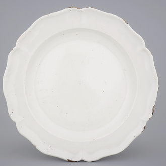 Een grote witte monochrome Delftse schotel met gelobde rand, 18e eeuw